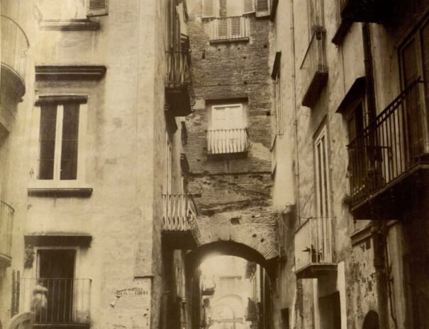 Decumano-Superiore-dell’Anticaglia-nellantica-Neapoli-era-la-zona-dei-teatri-ne-è-testimonianza-il-teatro-romano-di-Neapolis-o-dellAnticaglia-foto-1880-ca.